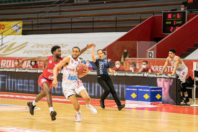 easyCredit Basketball Bundesliga; JobStairs Giessen 46ers - s.Oliver Wuerzburg, 20.03.21 Cameron Hunt ( 24 Wuerzburg), Isaac Hamilton ( 2 Giessen 46ers) Sporthalle Giessen-Ost Giessen, 20.03.21 Copyright: xBEAUTIFULxSPORTS Roeczeyx