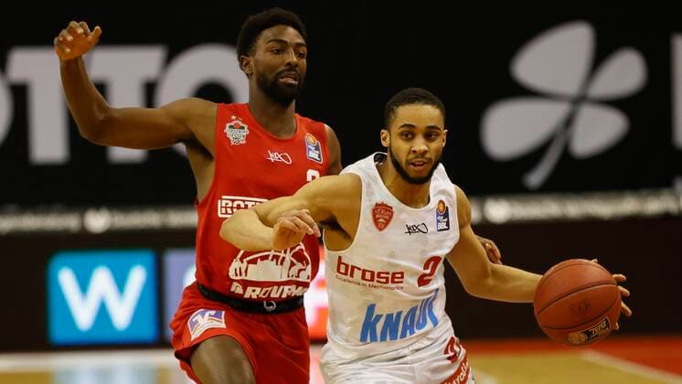 20.03.2021, Basketball, BBL 2020 2021, 24. Spieltag, JobStairs GIESSEN 46ers - s.Oliver Wuerzburg, GER, Giessen, Sporthalle Giessen-Ost, Bild: v. li. Isaac Brandon Hamilton (JobStairs GIESSEN 46ers) und Cameron Hunt (s.Oliver Wuerzburg) Copyright: HMBxMedia xHeikoxBecker