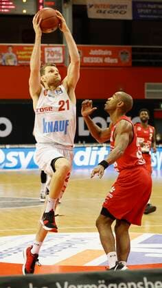 20.03.2021, Basketball, BBL 2020 2021, 24. Spieltag, JobStairs GIESSEN 46ers - s.Oliver Wuerzburg, GER, Giessen, Sporthalle Giessen-Ost, Bild: v. li. Florian Koch (s.Oliver Wuerzburg) und Brandon Thomas (GIESSEN 46ers, 33) Copyright: HMBxMedia xHeikoxBecker