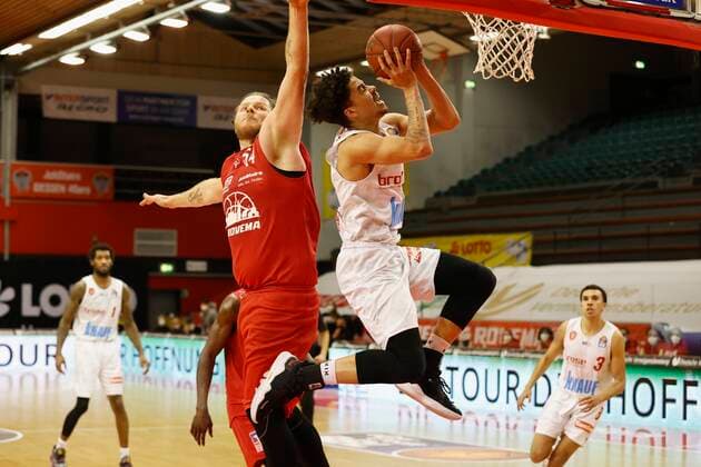 20.03.2021, Basketball, BBL 2020 2021, 24. Spieltag, JobStairs GIESSEN 46ers - s.Oliver Wuerzburg, GER, Giessen, Sporthalle Giessen-Ost, Bild: v. li. John Bryant (JobStairs GIESSEN 46ers) und Joshua Obiesie (s.Oliver Wuerzburg) Copyright: HMBxMedia xHeikoxBecker