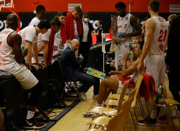 20.03.2021, Basketball, BBL 2020 2021, 24. Spieltag, JobStairs GIESSEN 46ers - s.Oliver Wuerzburg, GER, Giessen, Sporthalle Giessen-Ost, Bild: Auszeit mit Headcoach Denis Wucherer (s.Oliver Wuerzburg) Copyright: HMBxMedia xHeikoxBecker