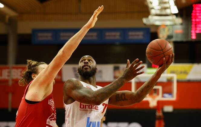 20.03.2021, Basketball, BBL 2020 2021, 24. Spieltag, JobStairs GIESSEN 46ers - s.Oliver Wuerzburg, GER, Giessen, Sporthalle Giessen-Ost, Bild: v. li. John Bryant (JobStairs GIESSEN 46ers) und Murphy Holloway (s.Oliver Wuerzburg) Copyright: HMBxMedia xHeikoxBecker