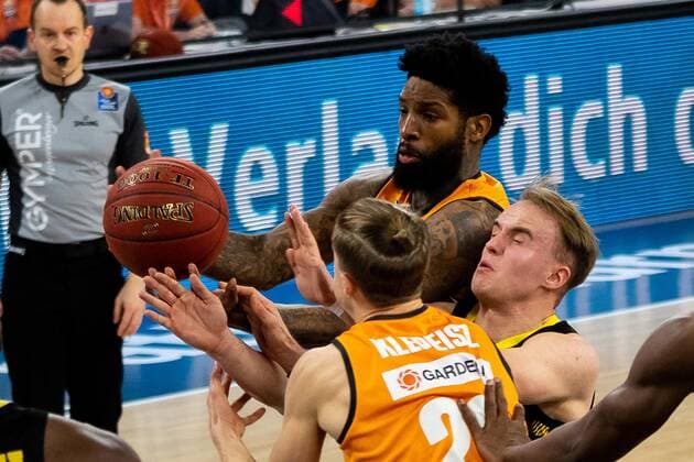 Trey Landers (Ratiopharm Ulm 03), Lukas Herzog (MHP Riesen Ludwigsburg 11), Thomas Klepeisz (Ratiopharm Ulm 22) GER, Ratiopharm Ulm vs. MHP Riesen Ludwigsburg, easycredit 1.Bundesliga Basketball, 24.Spieltag, Saison 2020 21, 20.03.2021 Ratiopharm Ulm vs. MHP Riesen Ludwigsburg, 1.Basketball Bundesliga Neu-Ulm Copyright: xEibner-Pressefoto RogerxBuerkex EP_EER