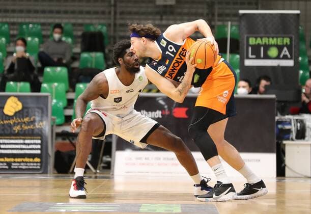 20.03.2021 - Basketball - Saison 2019 2020 - 2. Bundesliga Pro-A - 27. Spieltag: Nürnberg Falcons Basketball Club NBC - Rostock Seawolves - DaMa - Mario Kegler (1, Nürnberg Falcons BC NBC ) Sid-Marlon Theis (19, Rostock Seawolves )