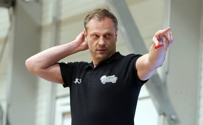 20.03.2021 - Basketball - Saison 2019 2020 - 2. Bundesliga Pro-A - 27. Spieltag: Nürnberg Falcons Basketball Club NBC - Rostock Seawolves - DaMa - Ralph Junge ( Trainer Geschäftsführer Headcoach Nürnberg Falcons BC NBC ) zeigt an gestikuliert dirigiert gibt Anweisungen