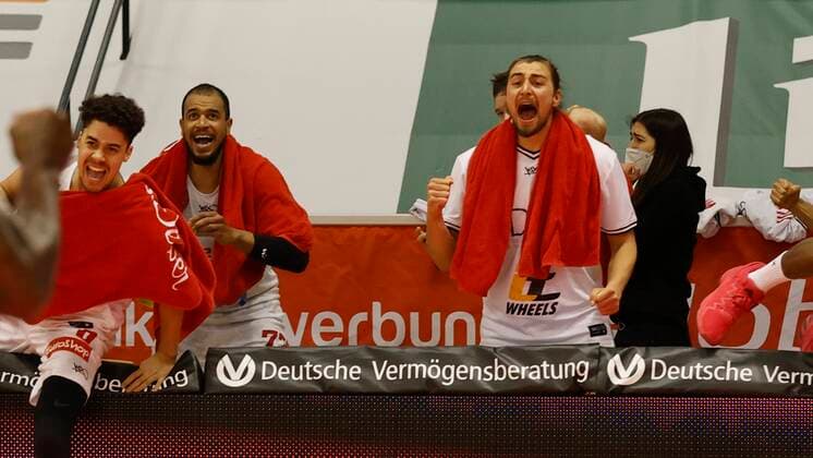 20.03.2021, Basketball, BBL 2020 2021, 24. Spieltag, JobStairs GIESSEN 46ers - s.Oliver Wuerzburg, GER, Giessen, Sporthalle Giessen-Ost, Bild: Freude ueber den Sieg bei v. li. Joshua Obiesie (s.Oliver Wuerzburg), Alex King (s.Oliver Wuerzburg) und Julian Albus (s.Oliver Wuerzburg) Copyright: HMBxMedia xHeikoxBecker