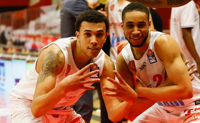 20.03.2021, Basketball, BBL 2020 2021, 24. Spieltag, JobStairs GIESSEN 46ers - s.Oliver Wuerzburg, GER, Giessen, Sporthalle Giessen-Ost, Bild: Freude ueber den Sieg bei v. li. Tyson Ward (s.Oliver Wuerzburg) und Cameron Hunt (s.Oliver Wuerzburg) Copyright: HMBxMedia xHeikoxBecker