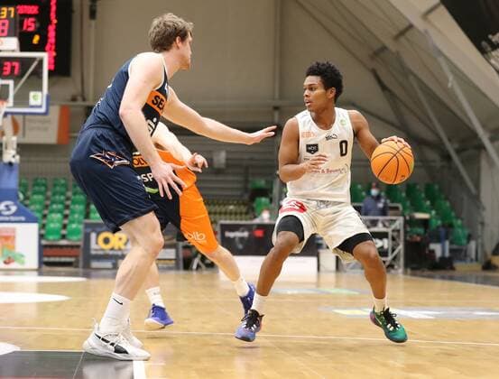 20.03.2021 - Basketball - Saison 2019 2020 - 2. Bundesliga Pro-A - 27. Spieltag: Nürnberg Falcons Basketball Club NBC - Rostock Seawolves - DaMa - Till Gloger (18, Rostock Seawolves ) Tra Holder (0, Nürnberg Falcons BC NBC )