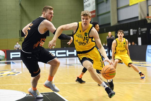 Basketball 2. Bundesliga 2020 2021 7. Spieltag in Rottenburg in der Volksbank Arena 20.03.2021 Tigers Tuebingen - wiha Panthers Schwenningen Elias Valtonen (re, Tigers) gegen Robin Jorch (Schwenningen)