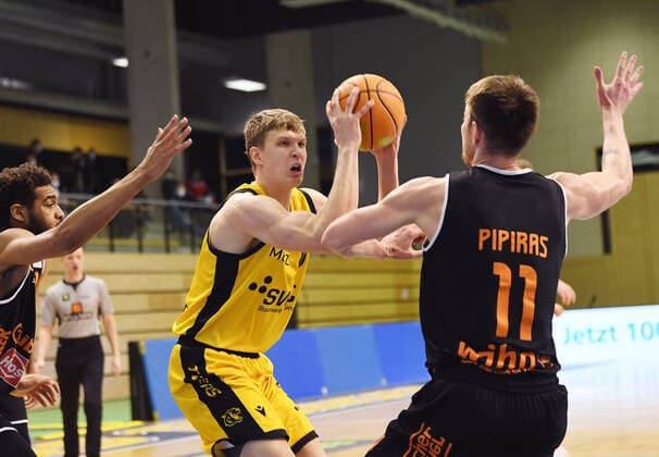 Basketball 2. Bundesliga 2020 2021 7. Spieltag in Rottenburg in der Volksbank Arena 20.03.2021 Tigers Tuebingen - wiha Panthers Schwenningen Elias Valtonen (Mitte, Tigers) gegen Rytis Pipitas (re, Schwenningen)