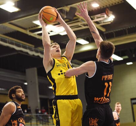 Basketball 2. Bundesliga 2020 2021 7. Spieltag in Rottenburg in der Volksbank Arena 20.03.2021 Tigers Tuebingen - wiha Panthers Schwenningen Elias Valtonen (Mitte, Tigers) gegen Rytis Pipitas (re, Schwenningen)