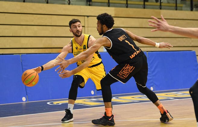 Basketball 2. Bundesliga 2020 2021 7. Spieltag in Rottenburg in der Volksbank Arena 20.03.2021 Tigers Tuebingen - wiha Panthers Schwenningen Besnik Bekteshi (li, Tigers) gegen Nate Britt (re, Schwenningen)