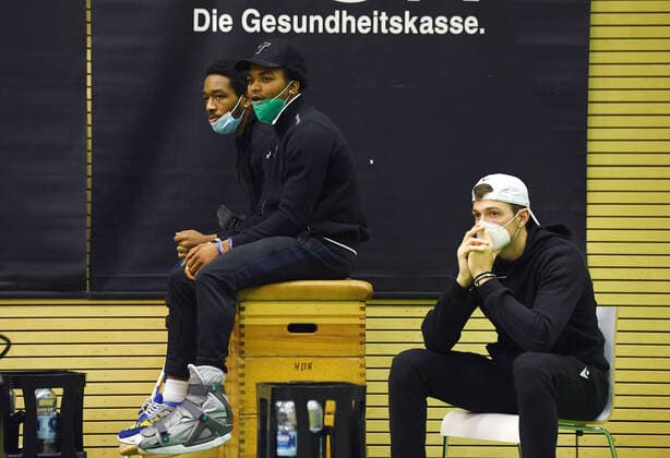 Basketball 2. Bundesliga 2020 2021 7. Spieltag in Rottenburg in der Volksbank Arena 20.03.2021 Tigers Tuebingen - wiha Panthers Schwenningen Isaiah Crawley, Joshua Sharkey und Ryan Richard Mikesell (v.li. Tigers) beobachten das Spiel