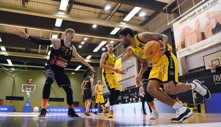 Basketball 2. Bundesliga 2020 2021 7. Spieltag in Rottenburg in der Volksbank Arena 20.03.2021 Tigers Tuebingen - wiha Panthers Schwenningen Troy Simons (re, Tigers) gegen Jonas Niedermanner (li, Schwenningen)
