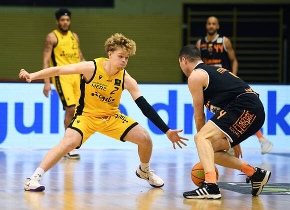 Basketball 2. Bundesliga 2020 2021 7. Spieltag in Rottenburg in der Volksbank Arena 20.03.2021 Tigers Tuebingen - wiha Panthers Schwenningen Timo Fischer (li, Tigers) gegen Ivan Mikulic (re, Schwenningen)