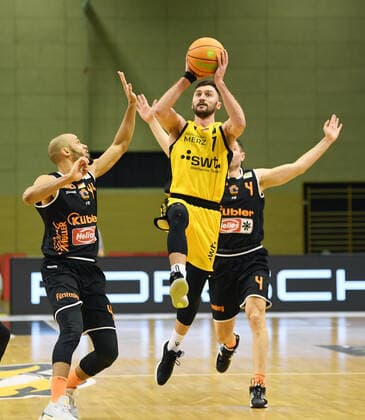Basketball 2. Bundesliga 2020 2021 7. Spieltag in Rottenburg in der Volksbank Arena 20.03.2021 Tigers Tuebingen - wiha Panthers Schwenningen Besnik Bekteshi (Mitte, Tigers) gegen Ivan Mikulic (re, Schwenningen) und Kevin Bryant (li, Schwenningen)