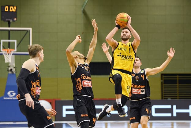 Basketball 2. Bundesliga 2020 2021 7. Spieltag in Rottenburg in der Volksbank Arena 20.03.2021 Tigers Tuebingen - wiha Panthers Schwenningen Besnik Bekteshi (2.v.re, Tigers) gegen Ivan Mikulic (re, Schwenningen) und Kevin Bryant (2.v.li, Schwenningen)