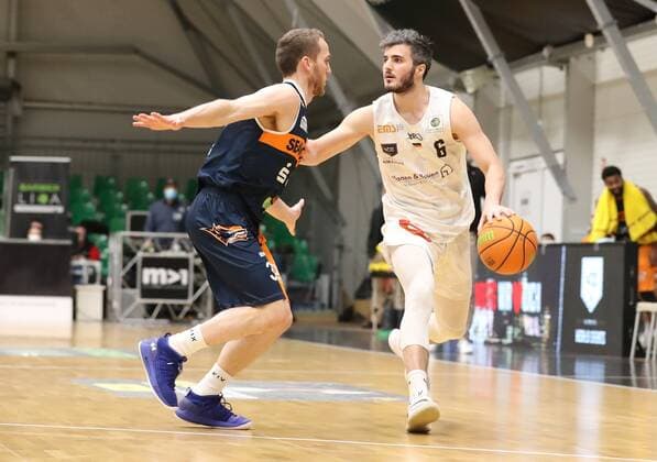 20.03.2021 - Basketball - Saison 2019 2020 - 2. Bundesliga Pro-A - 27. Spieltag: Nürnberg Falcons Basketball Club NBC - Rostock Seawolves - DaMa - Brad Loesing (35, Rostock Seawolves ) Martin Bogdanov (6, Nürnberg Falcons BC NBC )