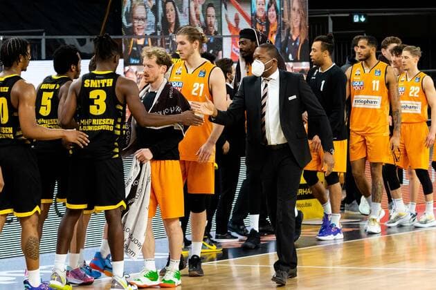 die MHP Riesen Ludwigsburg besiegt Ratiopharm Ulm mit 77:83, Jubel und Freude bei den Riesen LB GER, Ratiopharm Ulm vs. MHP Riesen Ludwigsburg, easycredit 1.Bundesliga Basketball, 24.Spieltag, Saison 2020 21, 20.03.2021 Ratiopharm Ulm vs. MHP Riesen Ludwigsburg, 1.Basketball Bundesliga Neu-Ulm Copyright: xEibner-Pressefoto RogerxBuerkex EP_EER