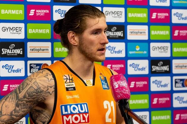 die MHP Riesen Ludwigsburg besiegt Ratiopharm Ulm mit 77:83, Jubel und Freude bei den Riesen LB Entaeuschung bei Dylan Osetkowski (Ratiopharm Ulm 21) im Interview nach dem Spiel GER, Ratiopharm Ulm vs. MHP Riesen Ludwigsburg, easycredit 1.Bundesliga Basketball, 24.Spieltag, Saison 2020 21, 20.03.2021 Ratiopharm Ulm vs. MHP Riesen Ludwigsburg, 1.Basketball Bundesliga Neu-Ulm Copyright: xEibner-Pressefoto RogerxBuerkex EP_EER