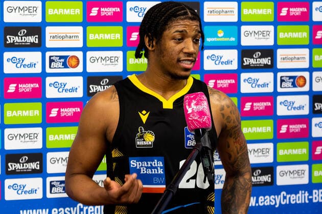 die MHP Riesen Ludwigsburg besiegt Ratiopharm Ulm mit 77:83, Jubel und Freude bei den Riesen LB Jubel bei Desi Rodriguez (MHP Riesen Ludwigsburg 20) ueber den Sieg GER, Ratiopharm Ulm vs. MHP Riesen Ludwigsburg, easycredit 1.Bundesliga Basketball, 24.Spieltag, Saison 2020 21, 20.03.2021 Ratiopharm Ulm vs. MHP Riesen Ludwigsburg, 1.Basketball Bundesliga Neu-Ulm Copyright: xEibner-Pressefoto RogerxBuerkex EP_EER