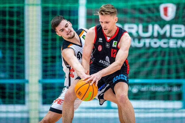 Sandro Antunovic ( 1 BSW Sixers), Jan Gust ( 12 ETV Hamburg Basketball) waehrend der Saison 2020-21 (Herren) in der Barmer Bundesliga ProB zwischen BSW Sixers und ETV Hamburg Basketball in der Ballsporthalle Sandersdorf am 20. March 2021 in Sandersdorf, Sachsen Anhalt, Deutschland