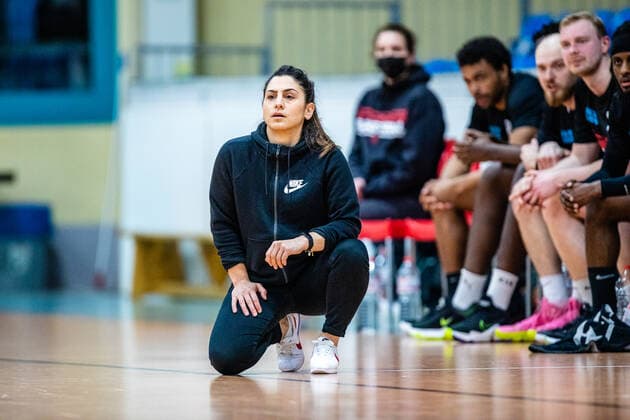 Sport Bilder des Tages Trainerin Sükran Gencay (ETV Hamburg Basketball) waehrend der Saison 2020-21 (Herren) in der Barmer Bundesliga ProB zwischen BSW Sixers und ETV Hamburg Basketball in der Ballsporthalle Sandersdorf am 20. March 2021 in Sandersdorf, Sachsen Anhalt, Deutschland