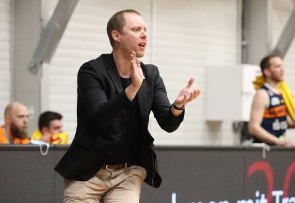 20.03.2021 - Basketball - Saison 2019 2020 - 2. Bundesliga Pro-A - 27. Spieltag: Nürnberg Falcons Basketball Club NBC - Rostock Seawolves - DaMa - Dirk Bauermann (Trainer Headcoach Coach Rostock Seawolves ) applaudiert klatscht in die Hände gibt Anweisungen