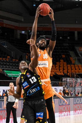 GER, BBL, ratiopharm ulm vs MHP RIESEN Ludwigsburg 20.03.2021, ratiopharm arena, Neu-Ulm, GER, BBL, ratiopharm ulm vs MHP RIESEN Ludwigsburg, im Bild Aric Holman (Ulm, 35) gewinnt den Rebound gegen Yorman Polas Bartolo (Ludwigsburg, 13)