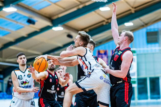 Marco Rahn ( 15 BSW Sixers), Vladimir Migunov ( 20 ETV Hamburg Basketball) waehrend der Saison 2020-21 (Herren) in der Barmer Bundesliga ProB zwischen BSW Sixers und ETV Hamburg Basketball in der Ballsporthalle Sandersdorf am 20. March 2021 in Sandersdorf, Sachsen Anhalt, Deutschland