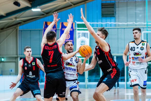 Vidmantas Uzkuraitis 8 7 ETV Hamburg Basketball), Yasin Turan ( 3 BSW Sixers), Jan Gust ( 12 ETV Hamburg Basketball) waehrend der Saison 2020-21 (Herren) in der Barmer Bundesliga ProB zwischen BSW Sixers und ETV Hamburg Basketball in der Ballsporthalle Sandersdorf am 20. March 2021 in Sandersdorf, Sachsen Anhalt, Deutschland