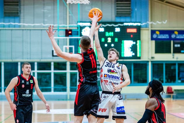 Vincent Friederici ( 30 BSW Sixers), Marcel Hoppe ( 11 ETV Hamburg Basketball) waehrend der Saison 2020-21 (Herren) in der Barmer Bundesliga ProB zwischen BSW Sixers und ETV Hamburg Basketball in der Ballsporthalle Sandersdorf am 20. March 2021 in Sandersdorf, Sachsen Anhalt, Deutschland