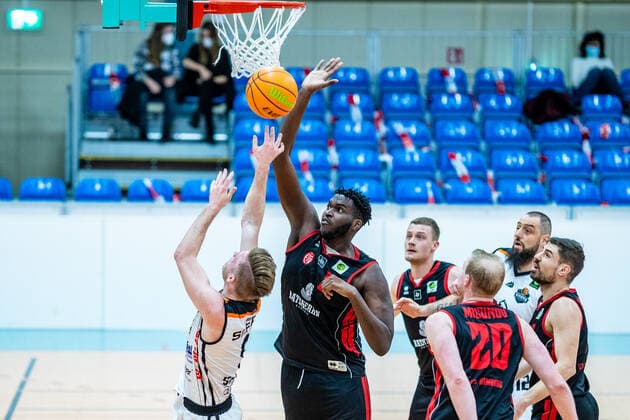 Mayika Lungongo ( 21 ETV Hamburg Basketball), Lucien Schmikale ( 9 BSW Sixers) waehrend der Saison 2020-21 (Herren) in der Barmer Bundesliga ProB zwischen BSW Sixers und ETV Hamburg Basketball in der Ballsporthalle Sandersdorf am 20. March 2021 in Sandersdorf, Sachsen Anhalt, Deutschland