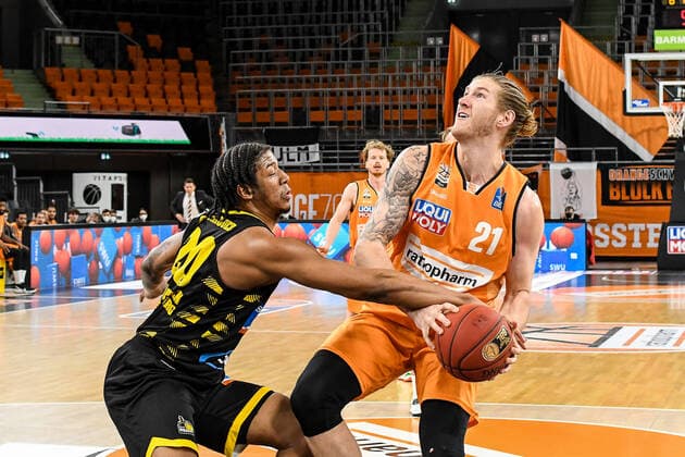 GER, BBL, ratiopharm ulm vs MHP RIESEN Ludwigsburg 20.03.2021, ratiopharm arena, Neu-Ulm, GER, BBL, ratiopharm ulm vs MHP RIESEN Ludwigsburg, im Bild Dylan Osetkowski (Ulm, 21) wird von Desi Rodriguez (Ludwigsburg, 20) gefoult