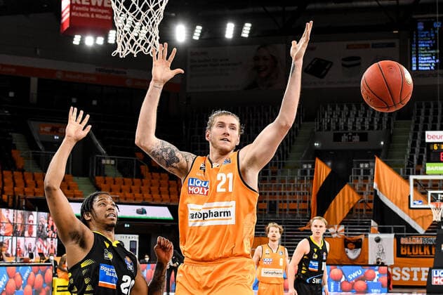 GER, BBL, ratiopharm ulm vs MHP RIESEN Ludwigsburg 20.03.2021, ratiopharm arena, Neu-Ulm, GER, BBL, ratiopharm ulm vs MHP RIESEN Ludwigsburg, im Bild Dylan Osetkowski (Ulm, 21) verliert den Ball gegen Desi Rodriguez (Ludwigsburg, 20)