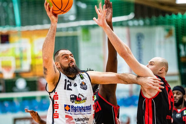 Djordje Pantelic ( 12 BSW Sixers), Sergej Tittel ( 14 ETV Hamburg Basketball), Mayika Lungongo ( 21 ETV Hamburg Basketball) waehrend der Saison 2020-21 (Herren) in der Barmer Bundesliga ProB zwischen BSW Sixers und ETV Hamburg Basketball in der Ballsporthalle Sandersdorf am 20. March 2021 in Sandersdorf, Sachsen Anhalt, Deutschland