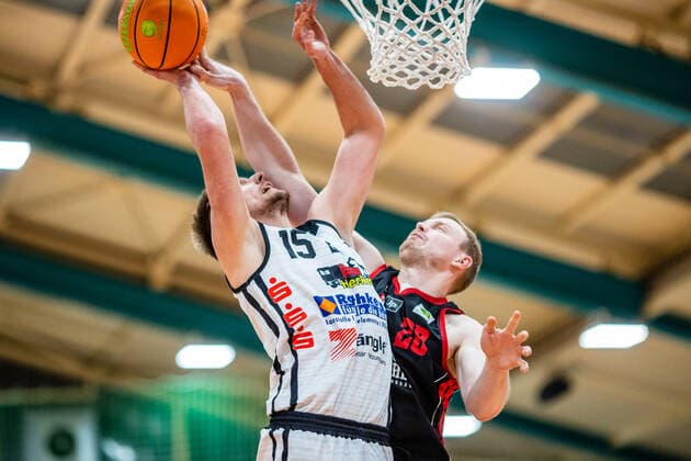Marco Rahn ( 15 BSW Sixers), Vladimir Migunov ( 20 ETV Hamburg Basketball) waehrend der Saison 2020-21 (Herren) in der Barmer Bundesliga ProB zwischen BSW Sixers und ETV Hamburg Basketball in der Ballsporthalle Sandersdorf am 20. March 2021 in Sandersdorf, Sachsen Anhalt, Deutschland