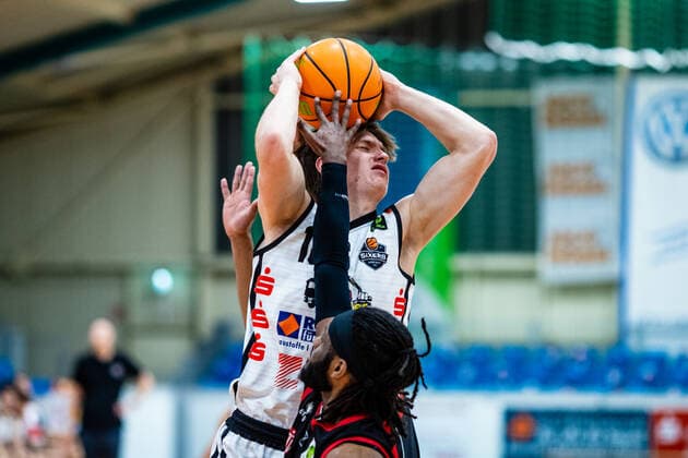 Robin Danes ( 18 DSW Sixers), Abdulai Abaker ( 45 ETV Hamburg Basketball) waehrend der Saison 2020-21 (Herren) in der Barmer Bundesliga ProB zwischen BSW Sixers und ETV Hamburg Basketball in der Ballsporthalle Sandersdorf am 20. March 2021 in Sandersdorf, Sachsen Anhalt, Deutschland