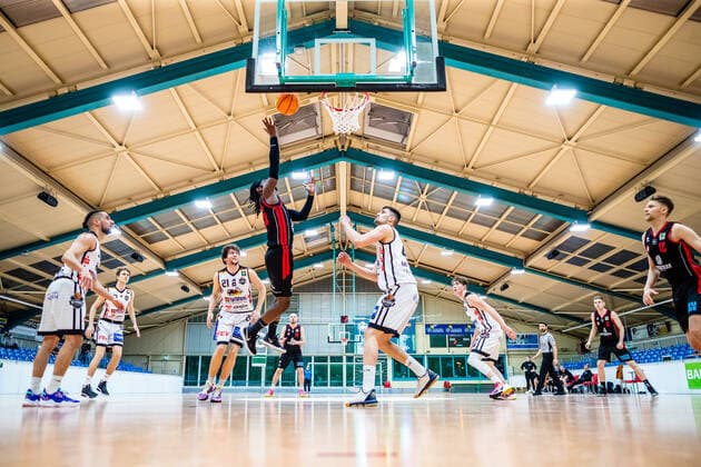 Abdulai Abaker ( 45 ETV Hamburg Basketball), Sandro Antunovic ( 1 BSW Sixers) waehrend der Saison 2020-21 (Herren) in der Barmer Bundesliga ProB zwischen BSW Sixers und ETV Hamburg Basketball in der Ballsporthalle Sandersdorf am 20. March 2021 in Sandersdorf, Sachsen Anhalt, Deutschland