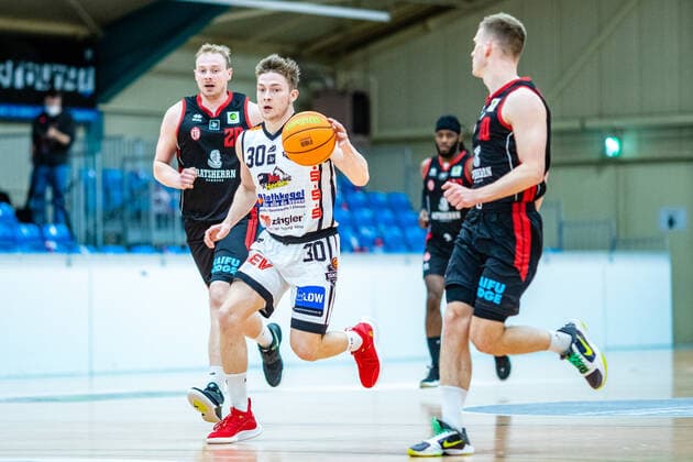 Vincent Friederici ( 30 BSW Sixers) waehrend der Saison 2020-21 (Herren) in der Barmer Bundesliga ProB zwischen BSW Sixers und ETV Hamburg Basketball in der Ballsporthalle Sandersdorf am 20. March 2021 in Sandersdorf, Sachsen Anhalt, Deutschland