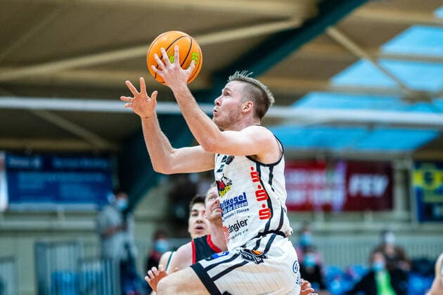 Lucien Schmikale ( 9 BSW Sixers) waehrend der Saison 2020-21 (Herren) in der Barmer Bundesliga ProB zwischen BSW Sixers und ETV Hamburg Basketball in der Ballsporthalle Sandersdorf am 20. March 2021 in Sandersdorf, Sachsen Anhalt, Deutschland