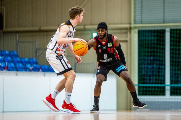 Abdulai Abaker ( 45 ETV Hamburg Basketball), Vincent Friederici ( 30 BSW Sixers) waehrend der Saison 2020-21 (Herren) in der Barmer Bundesliga ProB zwischen BSW Sixers und ETV Hamburg Basketball in der Ballsporthalle Sandersdorf am 20. March 2021 in Sandersdorf, Sachsen Anhalt, Deutschland