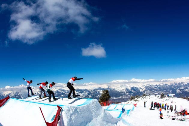 Bilder des Jahres 2021, Sport 03 März Sport Themen der Woche KW11 Sport Bilder des Tages SNOWBOARDING - FIS WC Veysonnaz VEYSONNAZ,SWITZERLAND,20.MAR.21- SNOWBOARDING - FIS World Cup, snowboard cross, ladies, men. Image shows athletes and a general view of the course. GEPAxpictures xMaticxKlansek