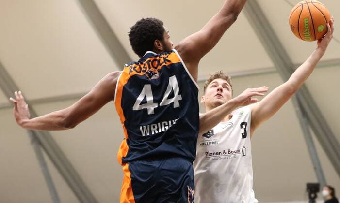 20.03.2021 - Basketball - Saison 2019 2020 - 2. Bundesliga Pro-A - 27. Spieltag: Nürnberg Falcons Basketball Club NBC - Rostock Seawolves - DaMa - Keith Wright (44, Rostock Seawolves ) Marcell Pongo (3, Nürnberg Falcons BC NBC )