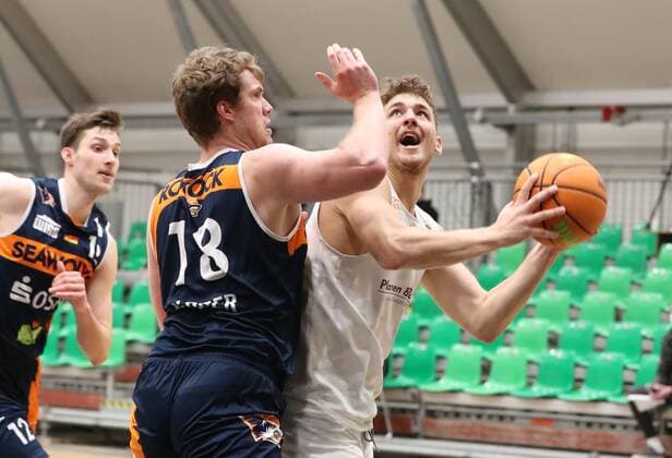 20.03.2021 - Basketball - Saison 2019 2020 - 2. Bundesliga Pro-A - 27. Spieltag: Nürnberg Falcons Basketball Club NBC - Rostock Seawolves - DaMa - Till Gloger (18, Rostock Seawolves ) Marcell Pongo (3, Nürnberg Falcons BC NBC )