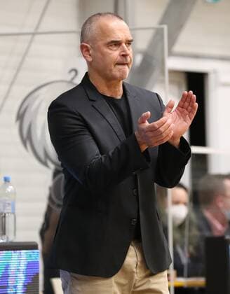 20.03.2021 - Basketball - Saison 2019 2020 - 2. Bundesliga Pro-A - 27. Spieltag: Nürnberg Falcons Basketball Club NBC - Rostock Seawolves - DaMa - Dirk Bauermann (Trainer Headcoach Coach Rostock Seawolves ) applaudiert klatscht in die Hände