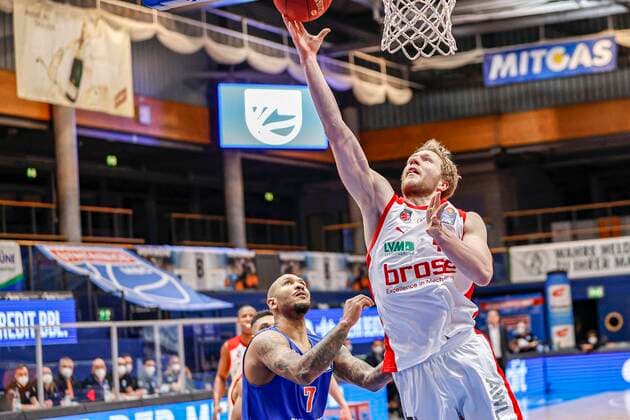 rechts Christian Sengfelder (Brose Bamberg, 43) links Sergio Kerusch (Mitteldeutscher BC, 07) MBC Mitteldeutscher BC - Brose Bamberg, easyCredit Basketball Bundesliga, Saison 2020-2021, 24. Spieltag, Weißenfels, Germany, 20.03.2021, - Copyright: DanielxLöb