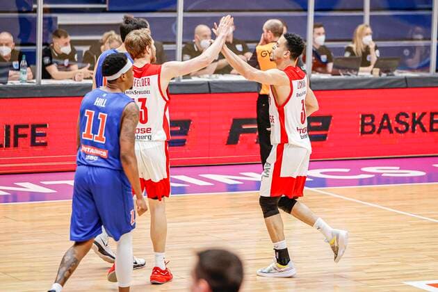 rechts Dominic Lockhart (Brose Bamberg, 03) Mitte Christian Sengfelder (Brose Bamberg, 43) links Kyndahl Hill (Mitteldeutscher BC, 11) MBC Mitteldeutscher BC - Brose Bamberg, easyCredit Basketball Bundesliga, Saison 2020-2021, 24. Spieltag, Weißenfels, Germany, 20.03.2021, - Copyright: DanielxLöb