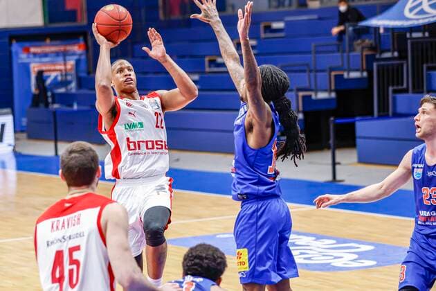 links Devon Hall (Brose Bamberg, 22) rechts Anthony Barber (Mitteldeutscher BC, 10) MBC Mitteldeutscher BC - Brose Bamberg, easyCredit Basketball Bundesliga, Saison 2020-2021, 24. Spieltag, Weißenfels, Germany, 20.03.2021, - Copyright: DanielxLöb