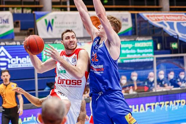 links Chase Fieler (Brose Bamberg, 20) rechts Philipp Hartwich (Mitteldeutscher BC, 12) MBC Mitteldeutscher BC - Brose Bamberg, easyCredit Basketball Bundesliga, Saison 2020-2021, 24. Spieltag, Weißenfels, Germany, 20.03.2021, - Copyright: DanielxLöb